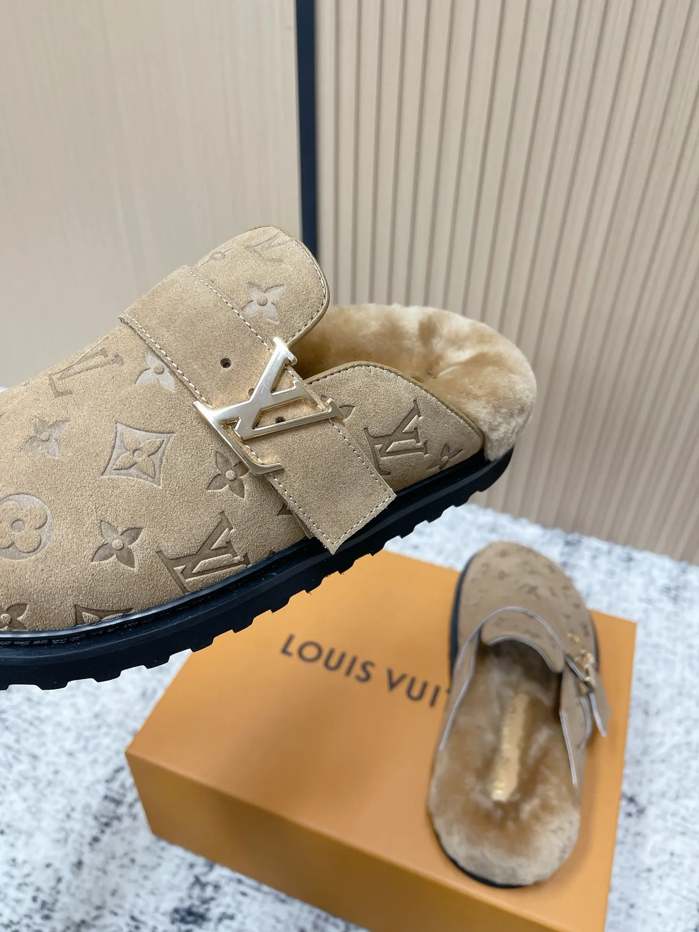 [L Home] P: 500💰 Size: 35-46 (female 40.41, male 45 46 custom-made) Top version Louis vuitton Lv top version LV couple's wool slippers New couple's Birkenstock slippers Cute and loveable, the foot feel is not too good Simple and high-end Sling-hee design Ready to wear and go Good news for lazy people Upper imported cowhide/imported old floral cloth Original hardware buckle, original molded high-density foam outsole Fabric: Yangjing/classic jacquard fabric Lining: imported wool lining Sole: original foam combination sole